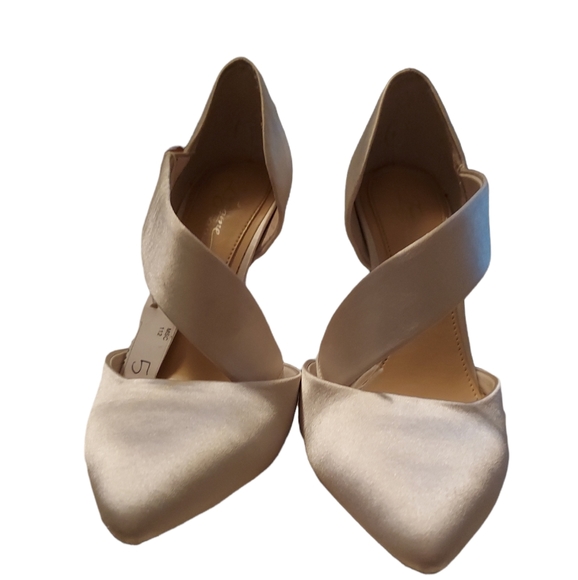 Vince Camuto Shoes - Imagine Vince Camuto Ivory Deluxe Satin Bridal heels size 5 New in box